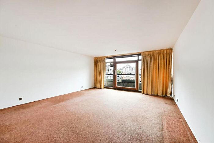 Studio For Sale In John Trundle Court, Barbican, London, EC2Y