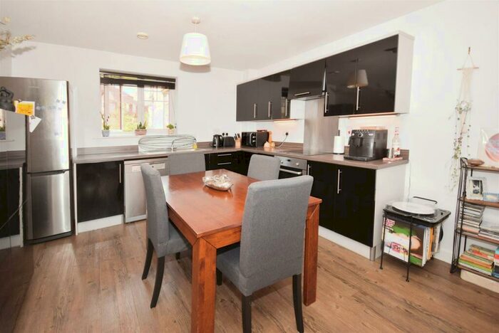 2 Bedroom Flat To Rent In Schoolgate Drive, Morden, SM4