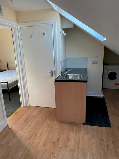 1 Bedroom Flat To Rent In Woodstock Avenue, London, NW11