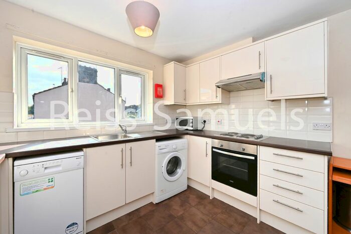 3 Bedroom Flat To Rent In Ambassador Square, Docklands, Isle Of Dogs, E14