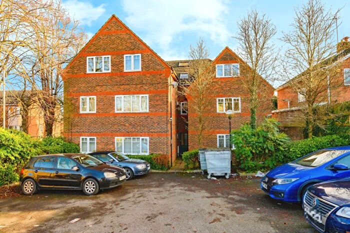 2 Bedroom Flat For Sale In Farley Hill, Luton, Bedfordshire, LU1