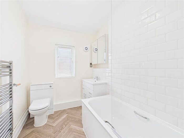 3 Bedroom Flat To Rent In Cambridge Road, Hitchin, SG4