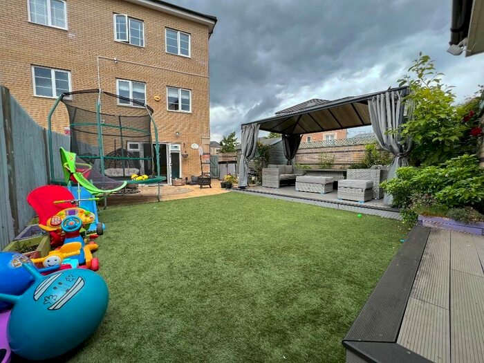 4 Bedroom Semi-Detached House To Rent In Kings Reach, Langley, SL3