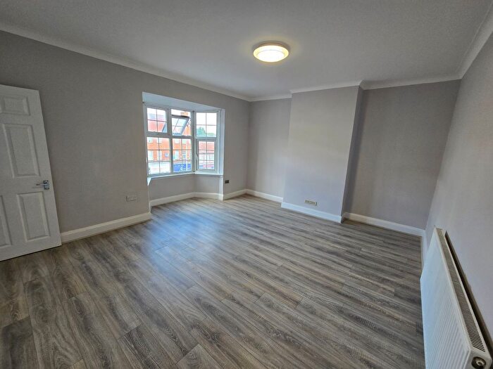 2 Bedroom Flat To Rent In Parade Mansions, Watford Way, Hendon, London, NW4