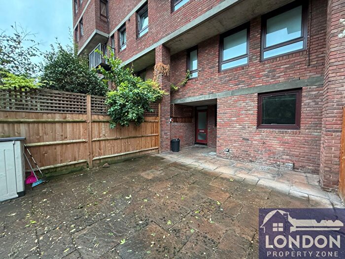 3 Bedroom Flat To Rent In More Close, West Kensington, London, W14