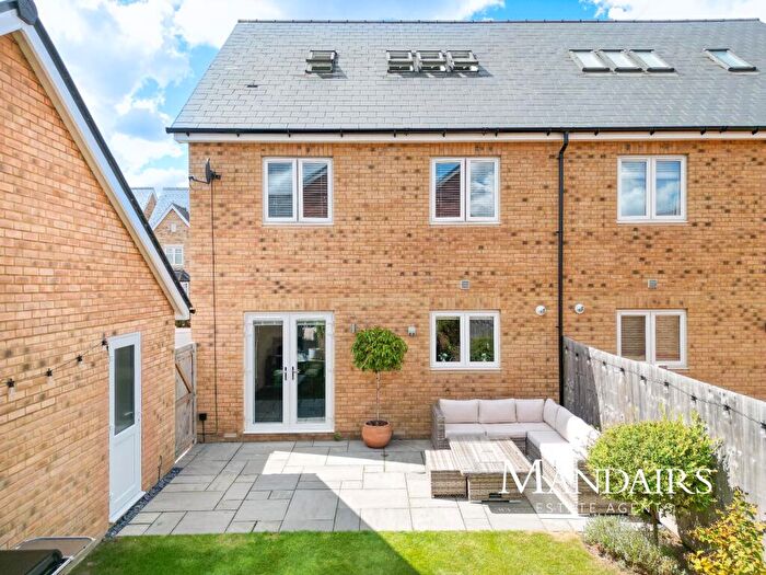 4 Bedroom Semi Detached House For Sale In Aldermans Drive, Peterborough, PE3