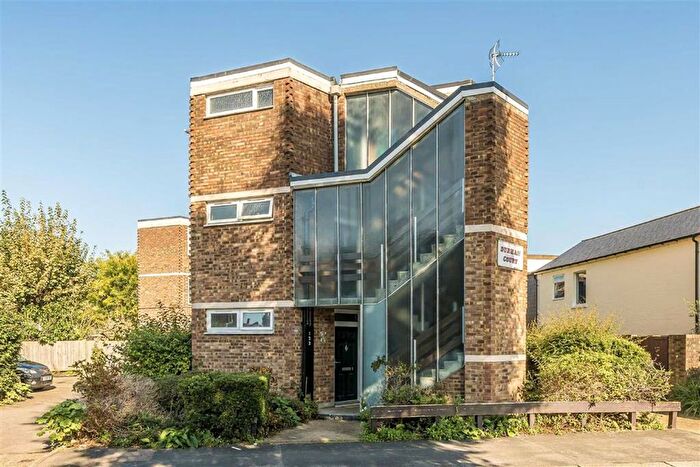 1 Bedroom Flat To Rent In Sunnyside Road, Teddington, TW11