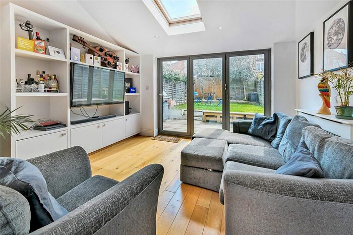 2 Bedroom Flat To Rent In Stephendale Road, Sands End, Fulham, London, SW6