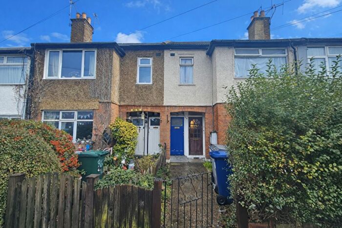 3 Bedroom Maisonette For Sale In Victoria Road, Hendon, NW4