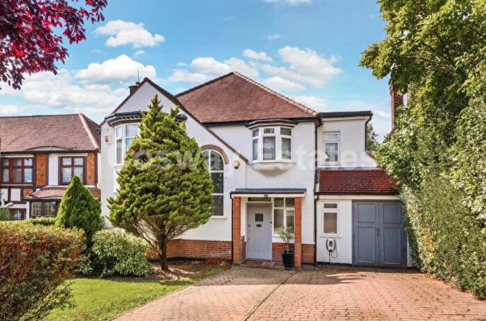 4 Bedroom Detached House For Sale In Hillside Grove, Mill Hill, NW7
