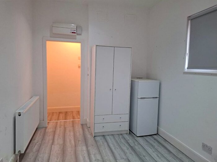 Studio To Rent In Fordwych Road, North West London, NW2