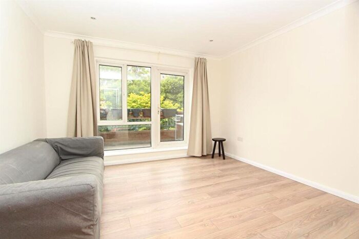 3 Bedroom Maisonette To Rent In Tavistock Close, N16