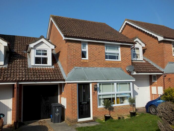 3 Bedroom Link Detached House To Rent In Shepherds Way, Uckfield, TN22