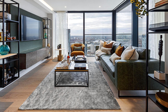 2 Bedroom Apartment For Sale In South Quay Plaza, Canary Wharf, E14