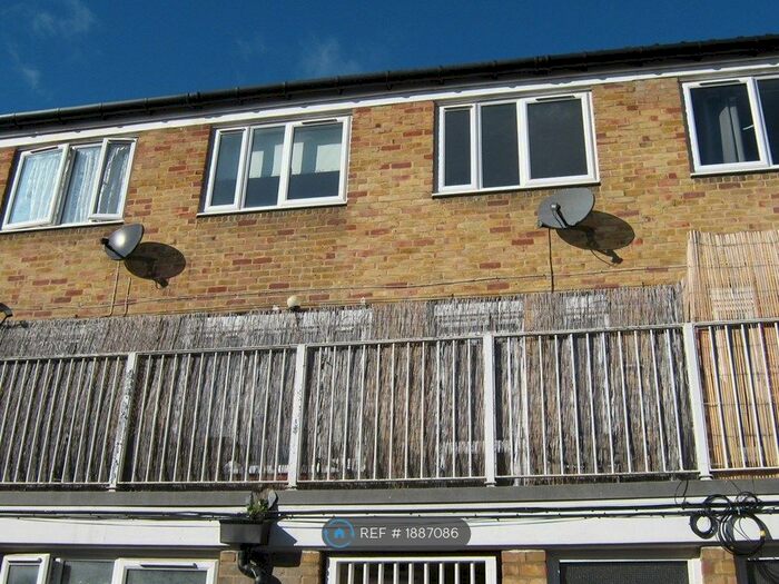 4 Bedroom Maisonette To Rent In Lucey Way, London, SE16