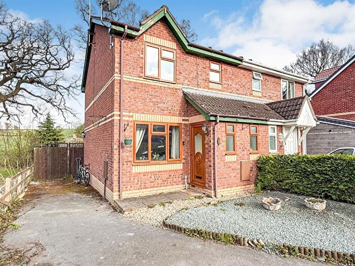 3 Bedroom Semi Detached House For Sale In Yr Helfa, Chirk, LL14