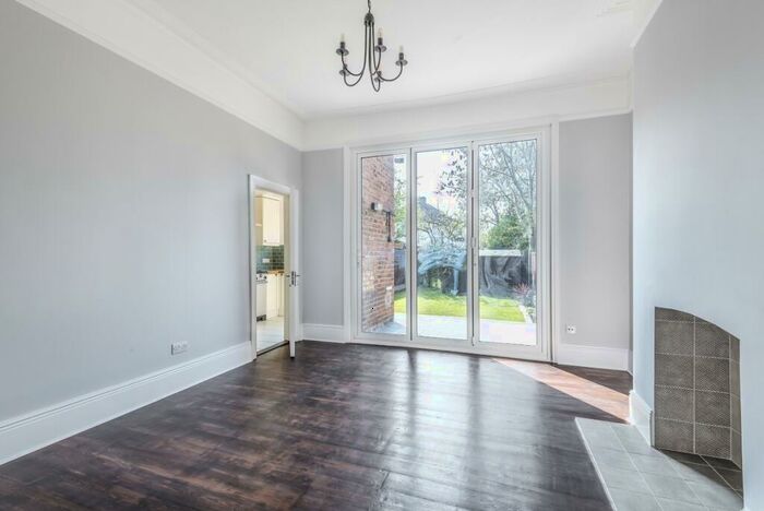 2 Bedroom Flat To Rent In Lodge Lane, London, N12