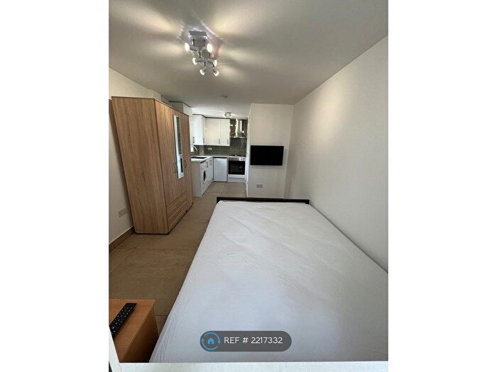 Studio To Rent In Great South West Road, Hounslow, TW4