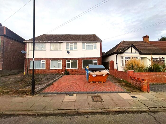 2 Bedroom Flat To Rent In Russell Road, Enfield, EN1