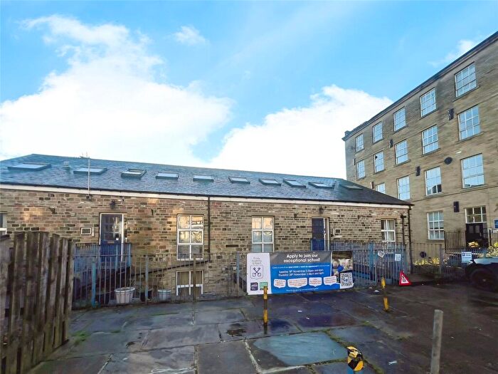 2 Bedroom Apartment For Sale In Weaving Shed, Sowerby Bridge, HX6