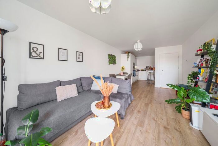 2 Bedroom Flat To Rent In Oldfield Road, Maidenhead, SL6