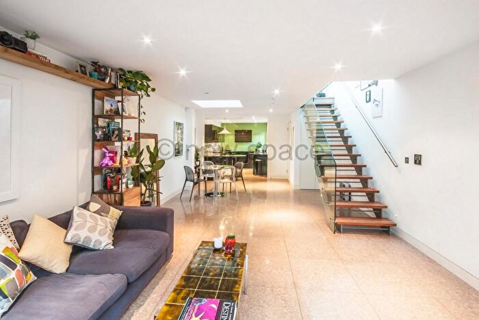 3 Bedroom House To Rent In Abney Gardens, Stoke Newington, N16