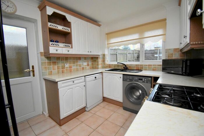 3 Bedroom Flat To Rent In Hawbeck Road, Rainham, Gillingham ME8