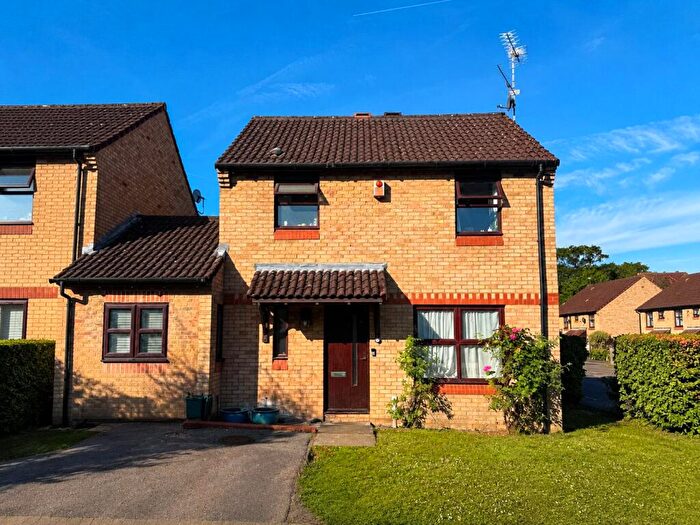 4 Bedroom Link Detached House For Sale In Rowhurst Avenue, Addlestone, Surrey, KT15