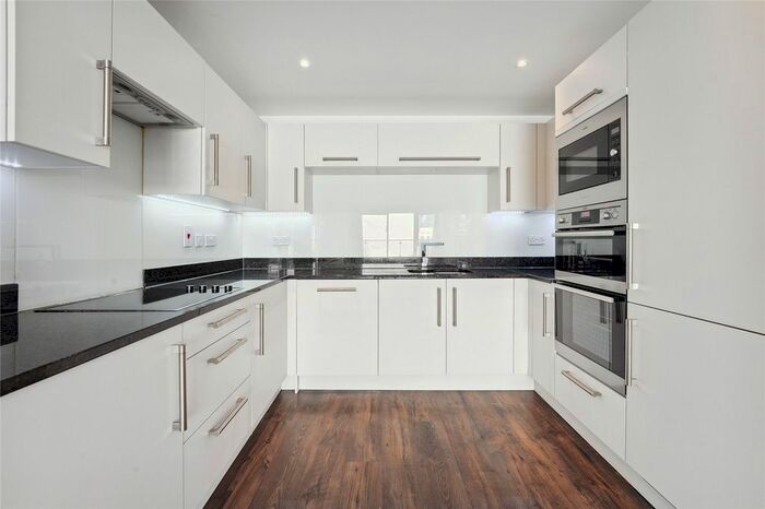 2 Bedroom Flat To Rent In Knightley Walk, London, SW18