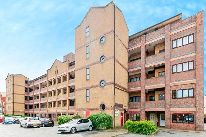 1 Bedroom Flat For Sale In Baronson Gardens, Northampton, NN1