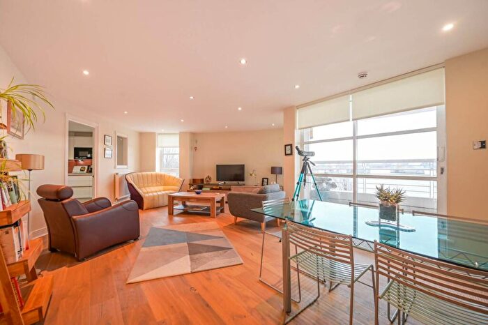 2 Bedroom Flat For Sale In Barrier Point Road, Silvertown, London, E16
