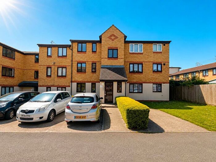1 Bedroom Flat To Rent In Linwood Crescent, Enfield, EN1