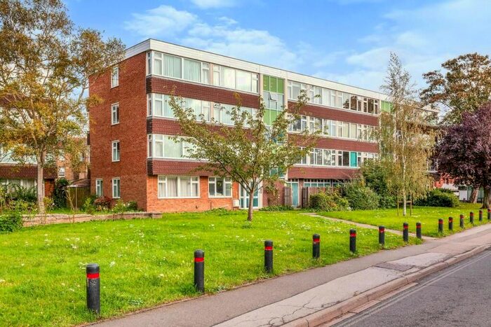 3 Bedroom Flat To Rent In Meadow Lane, Windsor, SL4