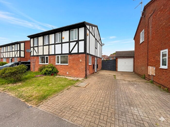 3 Bedroom Semi-Detached House For Sale In Hedley Rise, Luton, Bedfordshire, LU2
