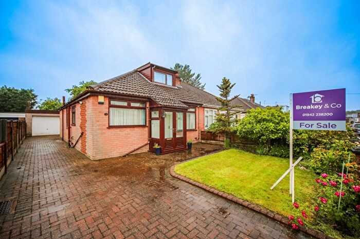 3 Bedroom Semi-detached House For Sale In Grasscroft Road, Hindley Green, WN2