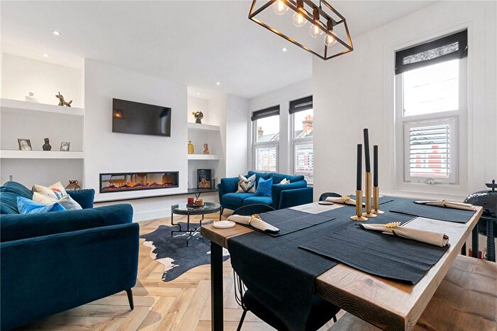 3 Bedroom Maisonette For Sale In Fallsbrook Road, London, SW16