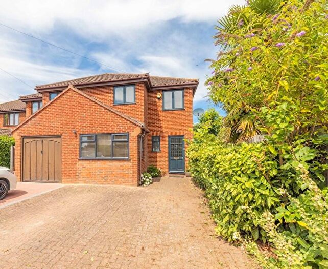 3 Bedroom Semi-Detached House For Sale In Crosthwaite Way, Slough, SL1