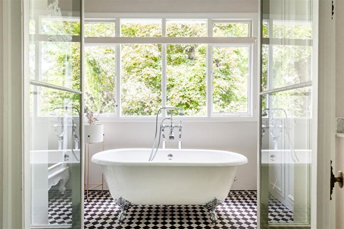 1 Bedroom Flat For Sale In Holland Road, Holland Park, W14