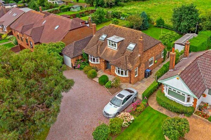 4 Bedroom Detached House For Sale In Dixons Hill Close, Welham Green, AL9
