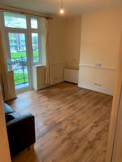 2 Bedroom Flat To Rent In Angel Close, Edmonton, N18