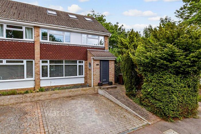 4 Bedroom Semi Detached House For Sale In Snowdon Avenue, Maidstone, Kent, ME14