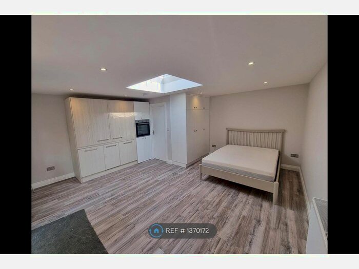 Studio To Rent In Colindale, London, NW9