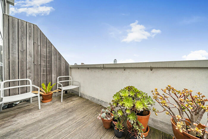2 Bedroom Apartment For Sale In Tidemill Way, London, SE8