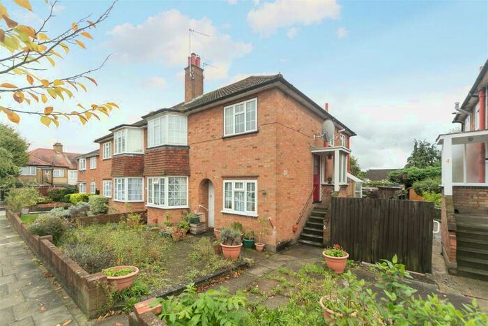 2 Bedroom Maisonette To Rent In Oakleigh Crescent, Whetstone, N20