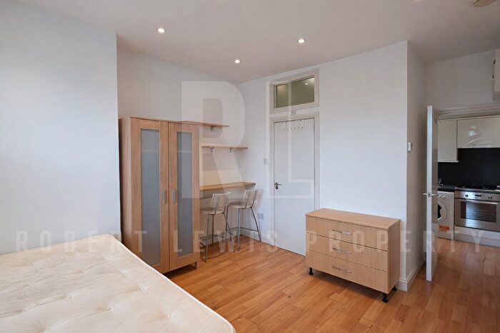 Studio To Rent In Ballards Lane, London, N3