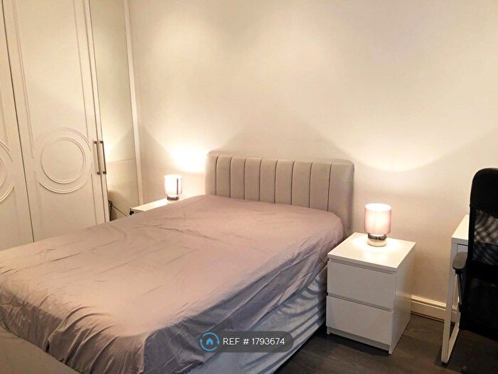 3 Bedroom Flat To Rent In Goldhawk Road, London, W12