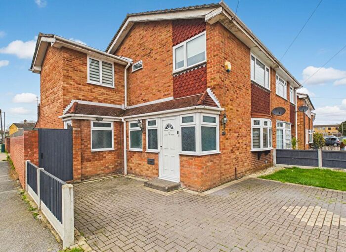 4 Bedroom Semi-Detached House For Sale In Williamsons Way, Corringham, SS17