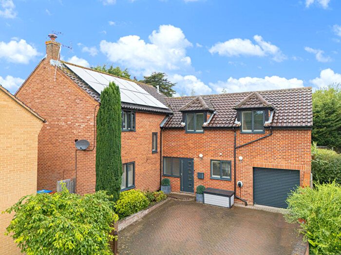 5 Bedroom Detached House For Sale In The Lindens, Loughton, Essex, IG10