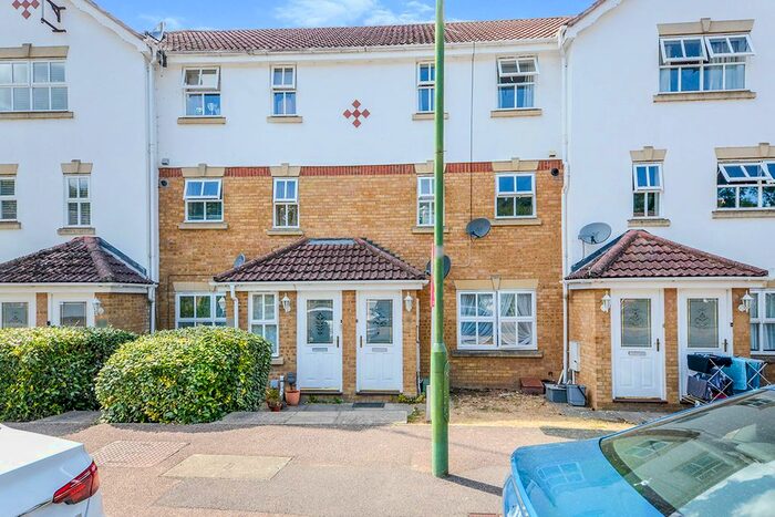 2 Bedroom Maisonette To Rent In Evensyde, Watford, Hertfordshire, WD18