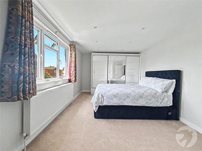 4 Bedroom Semi-Detached House For Sale In Oakley Park, Bexley, DA5